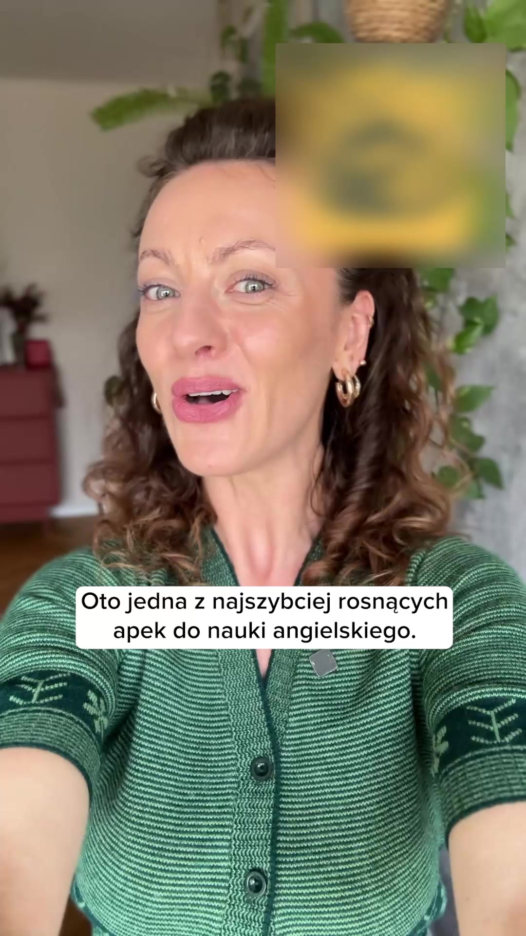 BeeSpeaker video poster showing a speaker facing the camera with a Polish subtitle